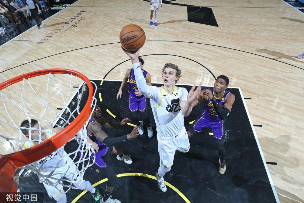 而球员们在 而球员们在